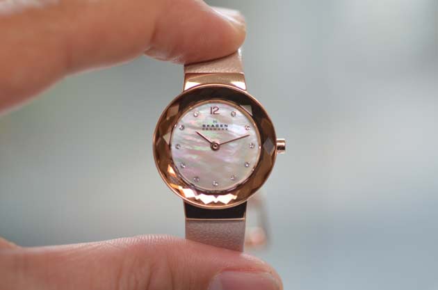 スカーゲンのレディースお勧めピンクの革ベルト時計