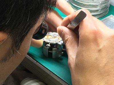 神田で時計の修理やオーバーホールを行なっているオルロージュ