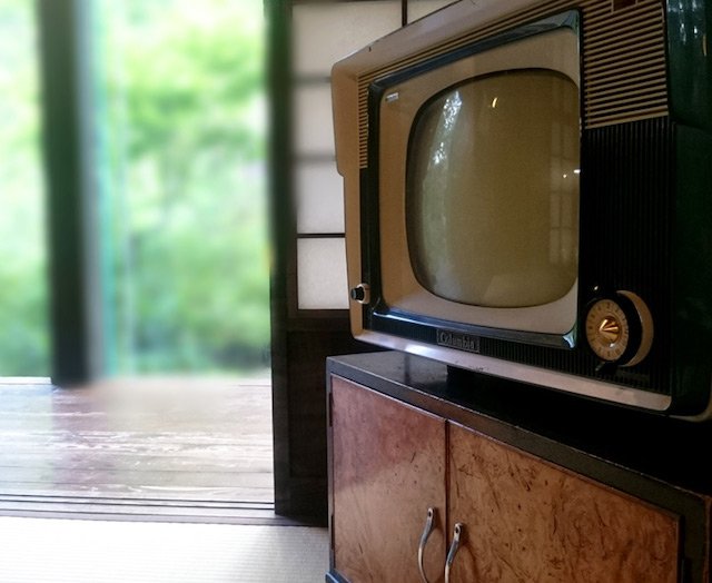 古いブラウン管テレビ